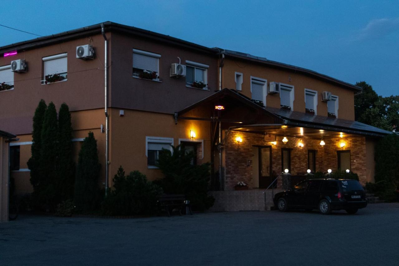Hotel Tranzit Odorheiu Secuiesc Exterior foto